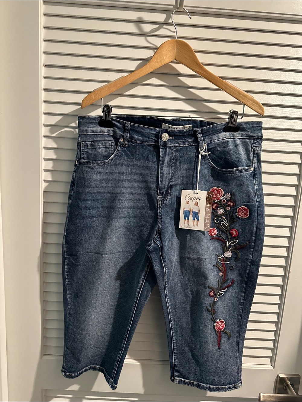 NWT 9th & Main Denim Embroidered Capris with Five pockets. Size 18W